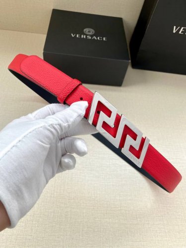 VersaceWidth 3.0Cm This belt is made of premium leather and is embellished with