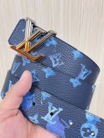 This reversible belt captures a painter's creative moment with a watercolor eff