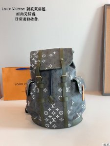 Lv Discovery Backpack is an ideal choice for men's daily casual wear. is practic