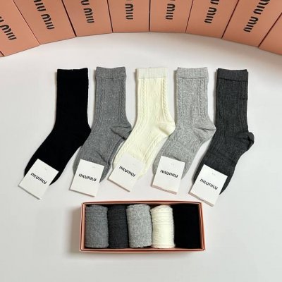 Special Packaging Miumiu New Cashmere Mid-Length Slouch Socks! One box contains