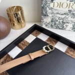 This new Dior belt is crafted from smooth calfskin leather. The classic Cd buck
