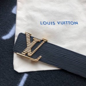 Original quality Lv Initiales. 40mm black ripple belt Serial number: M9229. 652