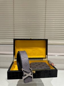 Wooden box with steel buckle DDD. Includes a handbag and belt. Super value comb