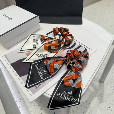 Comes with packaging box. Hermes new H hair tie, simple, practical, stylish and