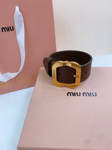 Miu Miu Armband This leather belt is ideal for enhancing your chic look. Eye-cat