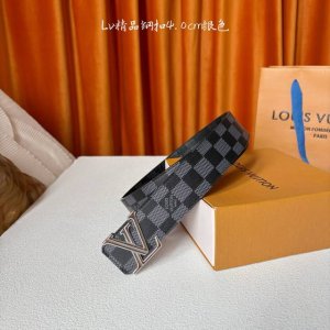 Louis Vuitton: Classic original quality, new print original embossed sole, paire