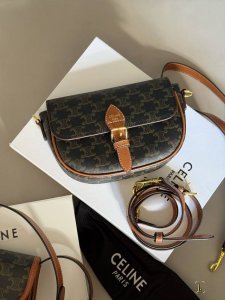 Comes with box and double shoulder straps Size: Top width 21*14cm Celin Saddle