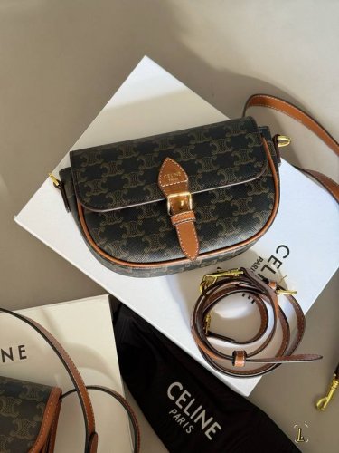 Comes with box and double shoulder straps Size: Top width 21*14cm Celin Saddle