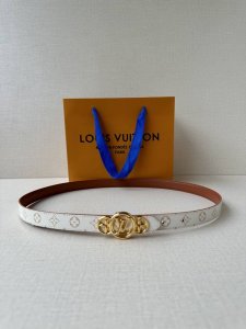 This 2.0 wide Lv Iconic belt gives traditional elements a modern twist. The sli