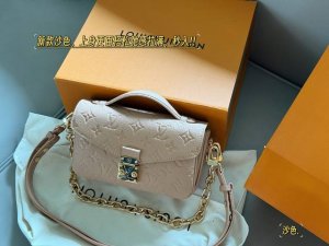 With boxSize: 21*13Cm L's new small postman Metis Come on! The perfect size Lv p