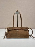 Lussolf Nubuck Leather 1Ba426 This handbag and crossbody bag is made of imported