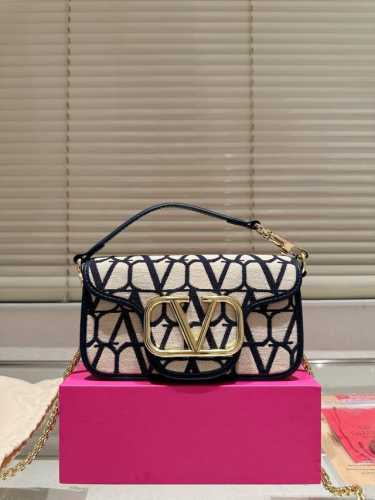 Small folding box size 20.9 Valentino Loco shoulder bag overflowing with luxury