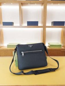 Prada official website synchronized high-end crossbody shoulder bag, a timeless