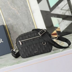 This practical and compact Safari messenger bag is perfect for everyday use. Cra