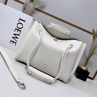 Luojia's new medium soft cowhide leather Madrid handbag DDD. The Madrid feature