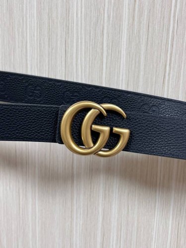 gg A reversible belt with a Marmont buckle, featuring the brand's signature logo
