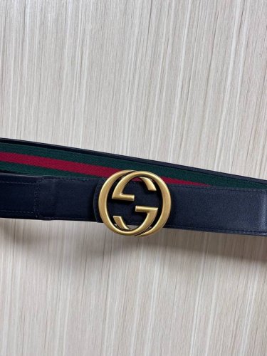 This reversible belt features red and green webbing and black cowhide leather,
