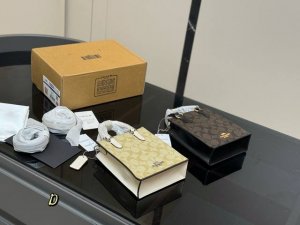 comes with a flight case Size: 14*17cm I really recommend this one! I've been c