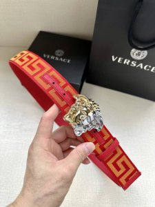 Width 3.8cm This Versace satin ribbon belt has a very casual style, decorated wi