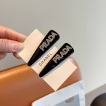 comes with a pair of packaging Prada Prada's high-end new hairpin Bb clip, clas