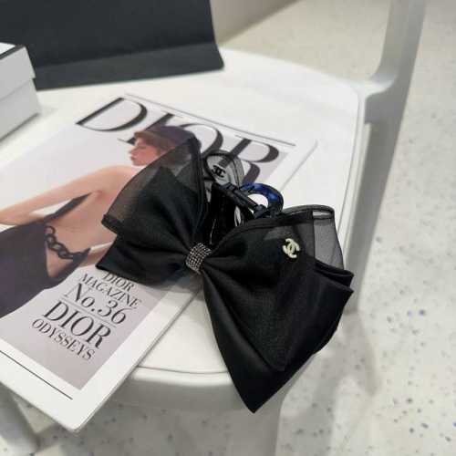 Comes with packaging box Chanel's latest mini hair clip, super beautiful! Exudes