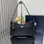 A new, premium shoulder bag has arrived on 1Bc232. This modern and versatile sh