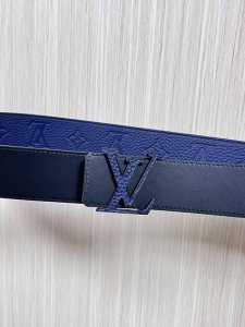 New arrival this season! 4.0 calfskin leather with embossed blue lychee pattern