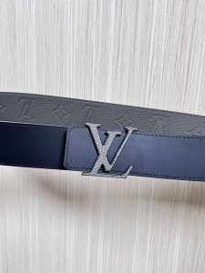 New arrival this season! 4.0 One side is grey calfskin with a pebbled embossed