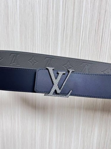 New arrival this season! 4.0 One side is grey calfskin with a pebbled embossed