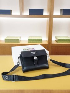 Prada official website synchronized high-end crossbody shoulder bag, a timeless