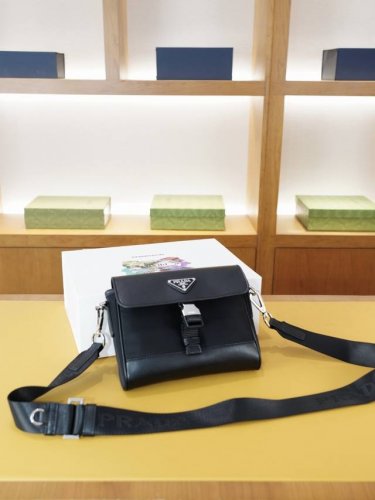 Prada official website synchronized high-end crossbody shoulder bag, a timeless