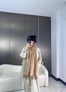 I'm praising this for myself! This is a rare high-end women's scarf for my fami