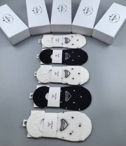Special Prada new women's invisible socks, five pairs per box, jacquard classic