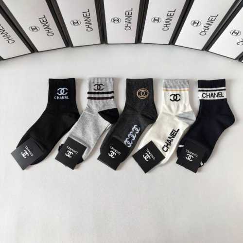 Special boutique packaging Chanel's new mid-length slouch socks! Five pairs per