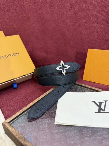 Lv Flowergram 30Mm belt boasts an exquisite design, combining versatility with a