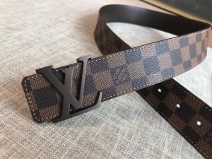 Comes with full boutique gift box packaging. Louis Vuitton men's original belt,