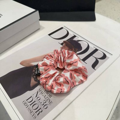 Comes with packaging box. Miumiu's new heart-shaped peach hair tie is simple, el