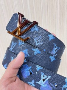 This reversible belt captures a painter's creative moment with a watercolor eff