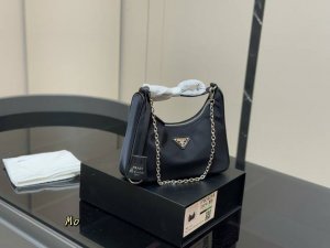 Comes with a folding box for Korean orders Size: 22*13cm Prada Hobo nylon under