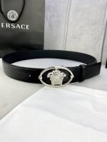 Width 4.0Cm This Versace belt with a rippled sand bottom is decorated with the i