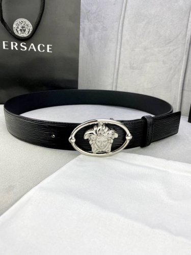 Width 4.0Cm This Versace belt with a rippled sand bottom is decorated with the i