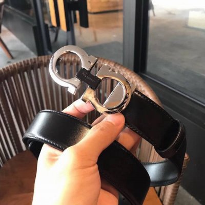NFC chip scanning supported. This Ferragamo belt features a modern interpretati