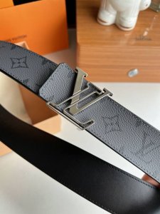 A belt can add either mature charm or a trendy feel to a man, as well as enhanc