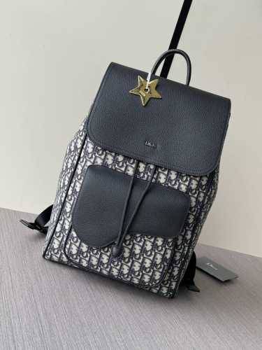 Top counter rat's hot item, the latest best-seller, the Dior Saddle Backpack. Th