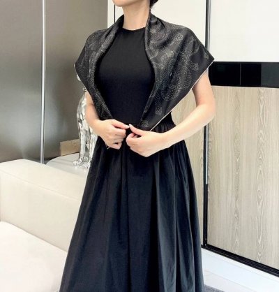 Chanel~Camellia Series Silk Square ScarfThe classic camellia is combined with do