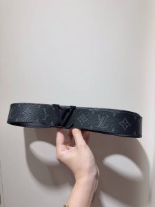 Louis Vuitton Classic Belt (Ddd) This belt features fine leather and an Louis Vu