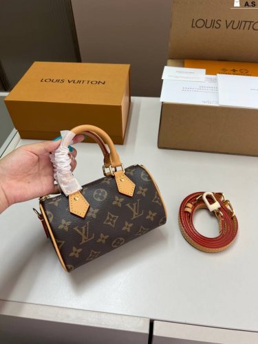 Chip version Lv Speedy None pillow bag This Retiro handbag is made of iconic Lv