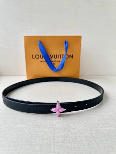 2.0 Wide Lv Iconic belt brings a modern twist to traditional elements. Slim size