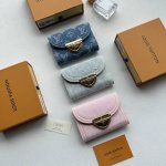 Color: Grayish-Pink Blue Size: 12X9.5X1.5 "Portefeuille Victorine" is made of s