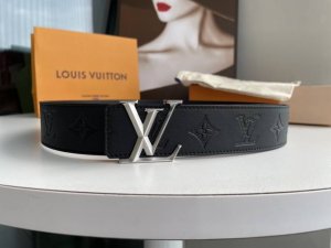 Louis Vuitton belt Black leather embossed belt, letter diamond metal buckle, eas